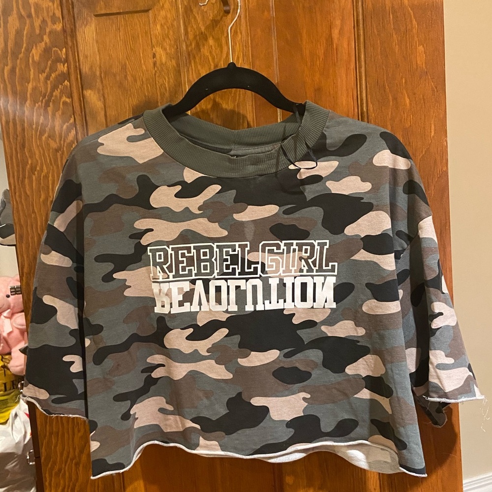 h&m camouflage cropped shirt with writing